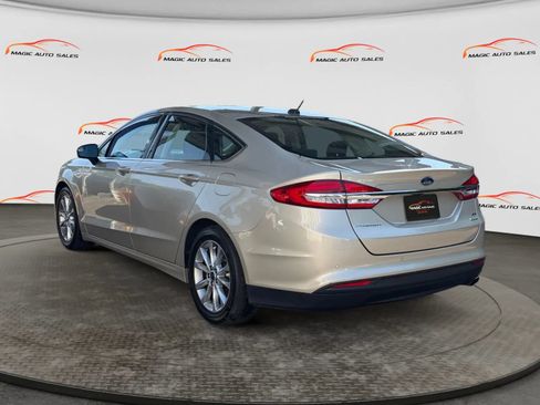 Used 2017 Ford Fusion SE w/ Fusion SE Technology Package FWD image 8