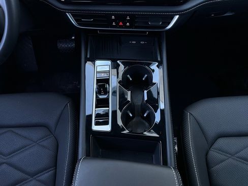 Used 2025 Volkswagen Atlas Cross Sport SE image 15