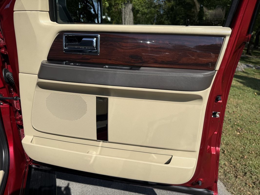 Used 2015 Lincoln Navigator 4WD w/ Equipment Group 101A Reserve image 48