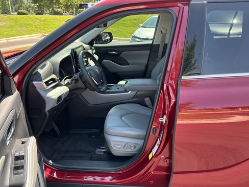 Used 2022 Toyota Highlander XLE AWD/4WD image 16