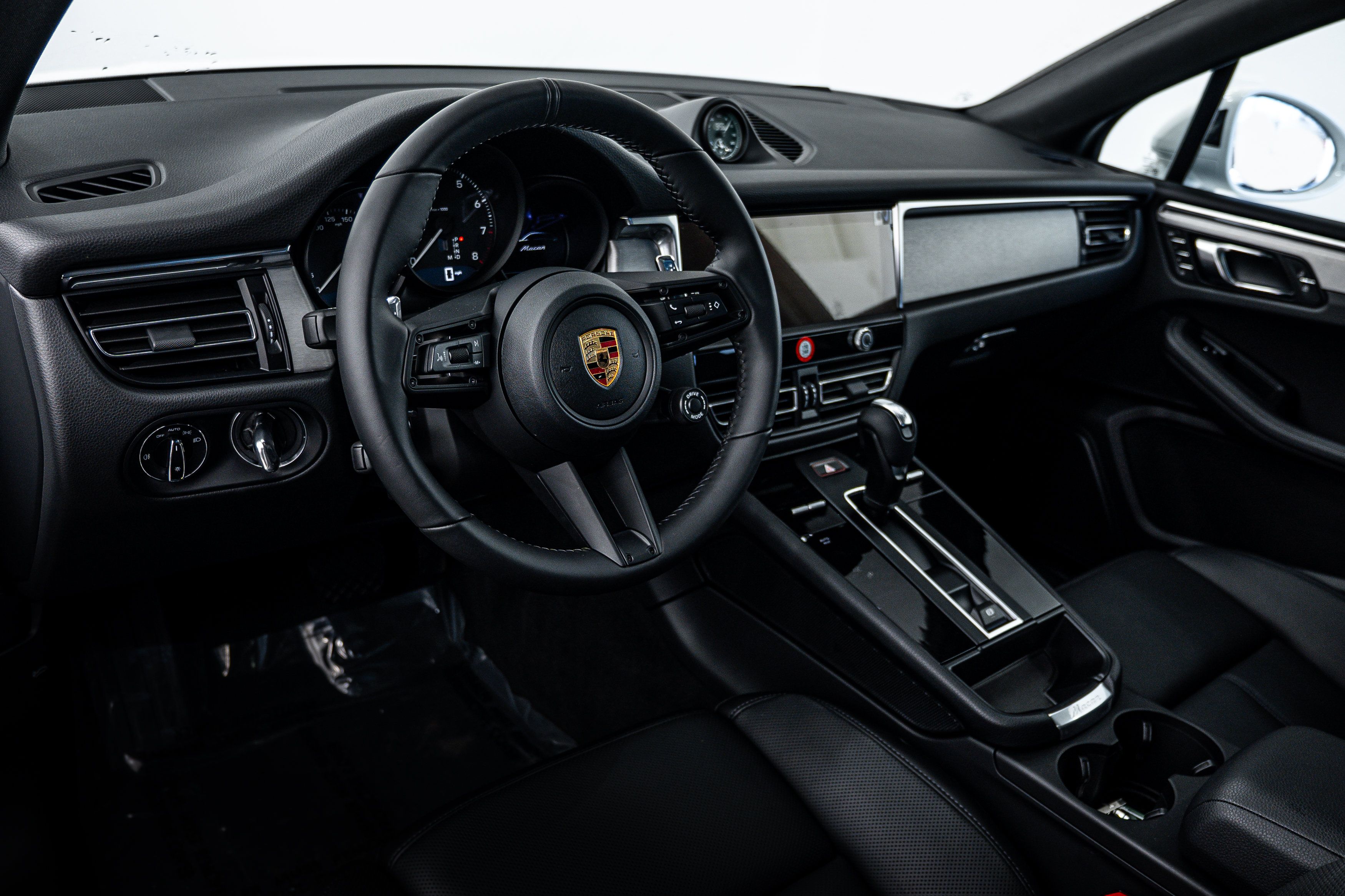 Certified 2026 Porsche Macan AWD/4WD image 4