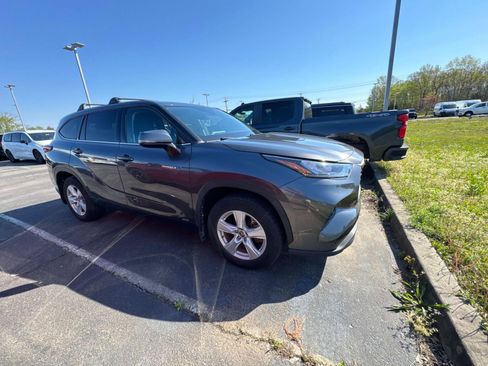 Used 2020 Toyota Highlander LE image 3
