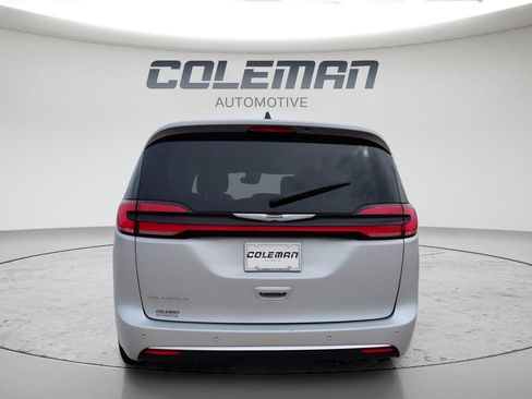 Used 2024 Chrysler Pacifica Touring-L FWD image 4