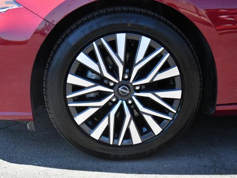 Used 2025 Nissan Altima 2.5 SV FWD image 12