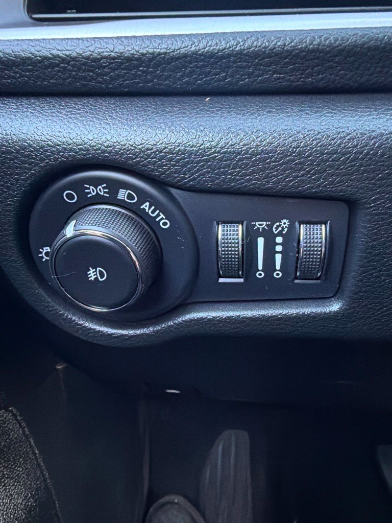 Used 2024 Chrysler Pacifica Touring FWD image 18