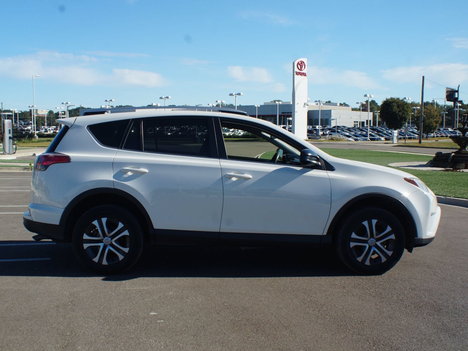 Used 2016 Toyota RAV4 LE FWD image 19