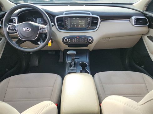Used 2020 Kia Sorento LX image 11