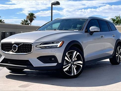 Used 2025 Volvo V60 B5 Cross Country Plus AWD/4WD image 1