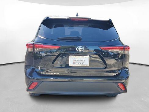 Used 2023 Toyota Highlander LE image 5