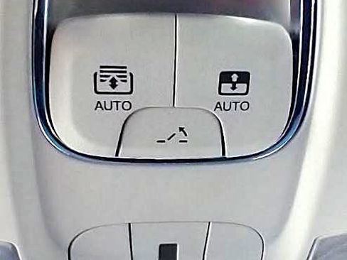 Used 2020 Jeep Renegade Latitude w/ Cold Weather Group image 22