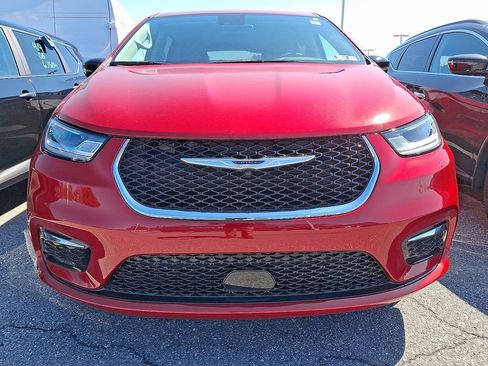 Used 2024 Chrysler Pacifica Touring-L image 2