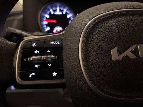 Used 2023 Kia Carnival LX image 16