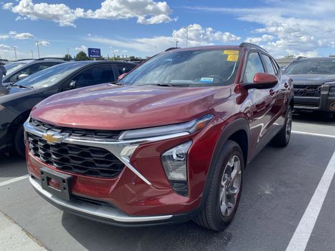Used 2025 Chevrolet Trax LT w/ Driver Confidence Package FWD image 2