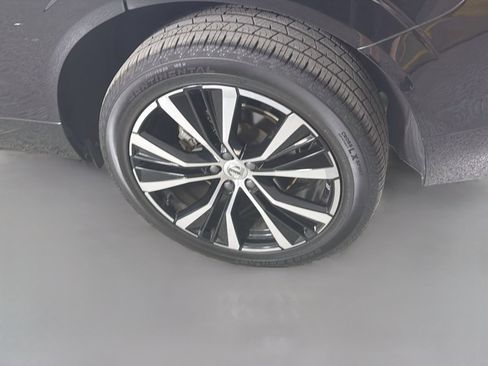 Certified 2024 Volvo XC60 B5 Plus AWD/4WD image 32
