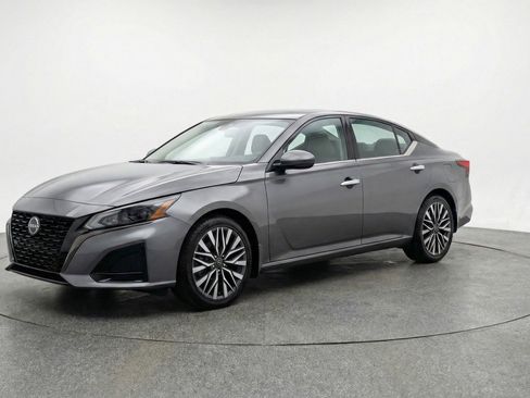 Used 2025 Nissan Altima 2.5 SV FWD image 3