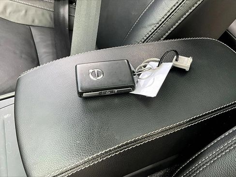 Used 2023 Volvo XC40 B5 Plus image 10