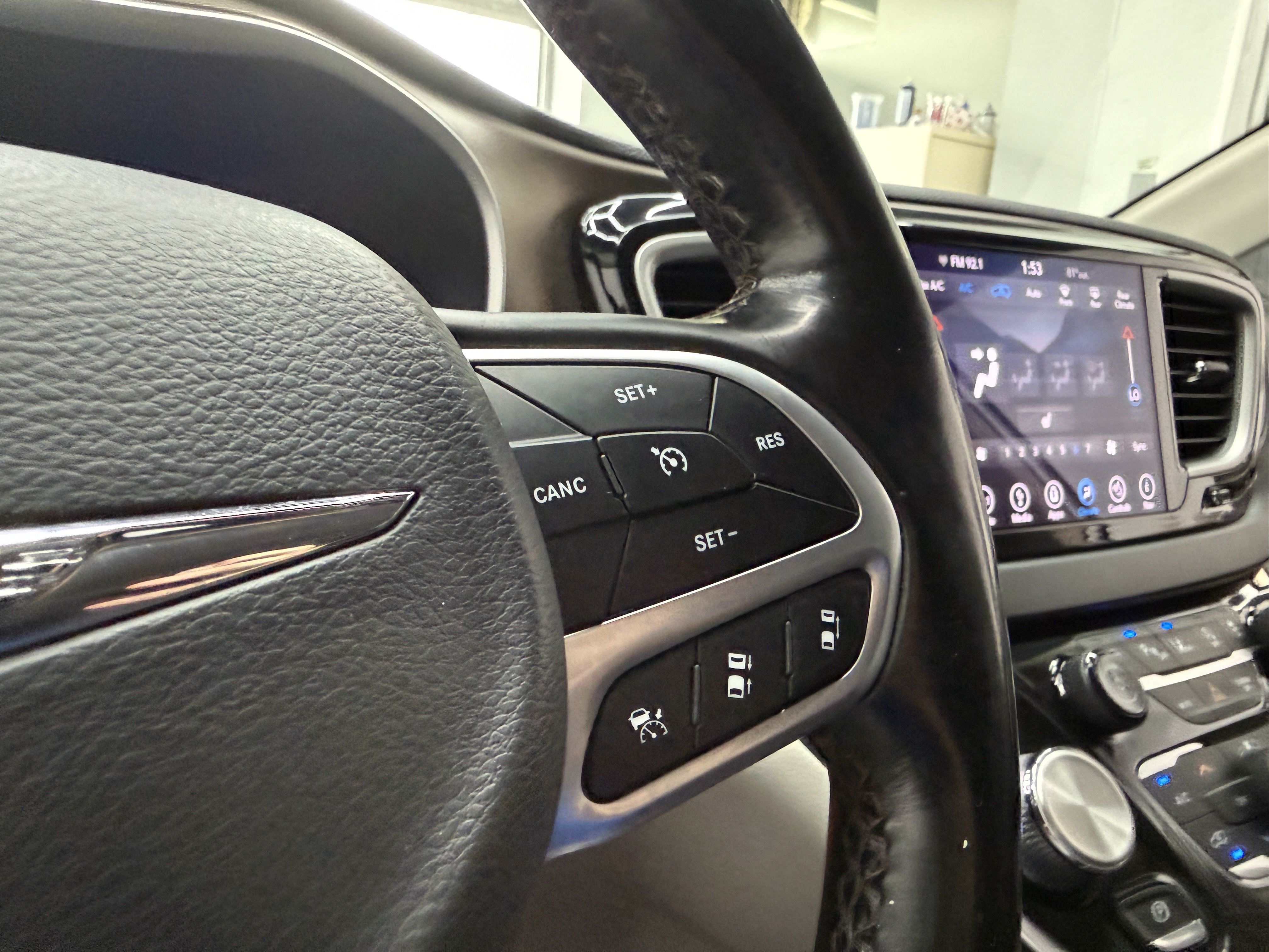 Used 2018 Chrysler Pacifica Touring-L FWD image 16