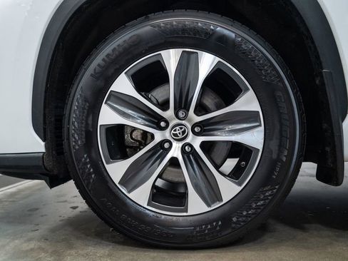 Used 2023 Toyota Highlander XLE AWD/4WD image 11