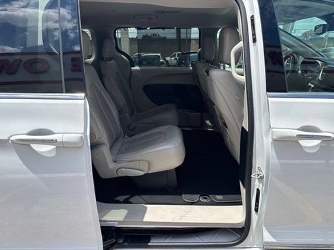 Used 2019 Chrysler Pacifica Touring-L Plus w/ Tire & Wheel Group FWD image 64