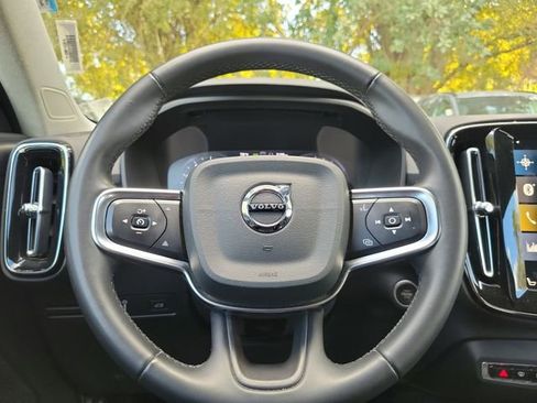 Used 2022 Volvo XC40 T5 Momentum image 14