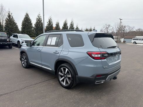 Used 2025 Honda Pilot Touring image 3