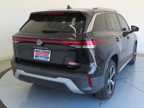 New 2026 Volkswagen Tiguan SE AWD/4WD image 3