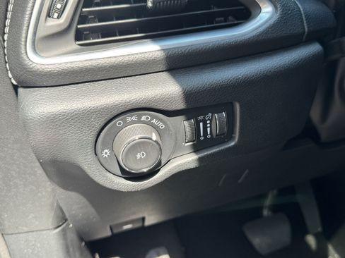 Used 2025 Chrysler Pacifica Limited FWD image 34