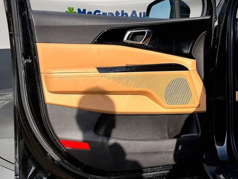 Used 2022 Kia Carnival EX image 21