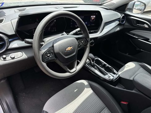 Used 2025 Chevrolet Trax LT FWD image 18