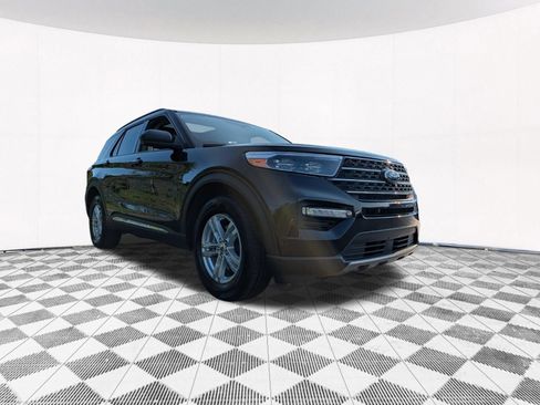 Used 2023 Ford Explorer XLT w/ Equipment Group 202A AWD/4WD image 17