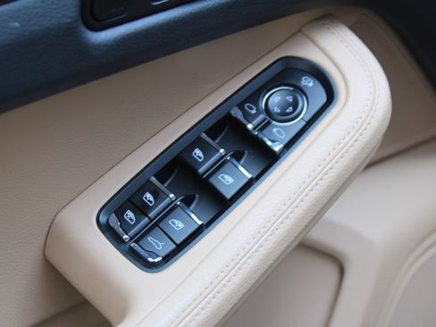 Certified 2025 Porsche Macan image 19