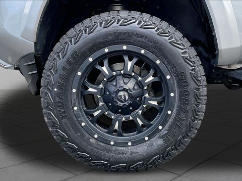 Used 2022 Toyota Tacoma TRD Sport w/ Technology Package AWD/4WD image 10