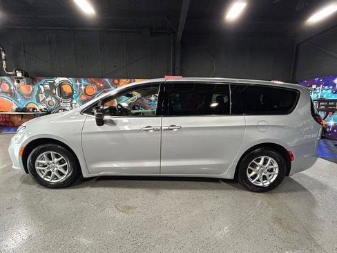 Used 2024 Chrysler Pacifica Touring-L image 2