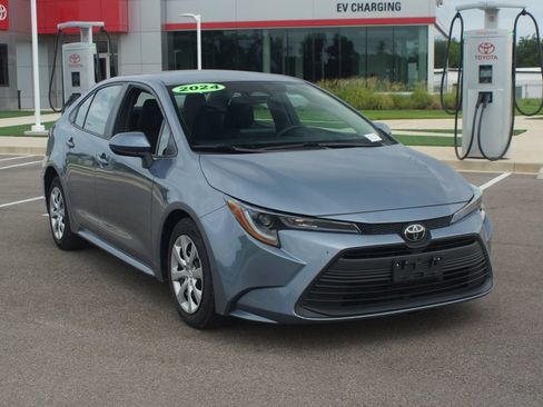 Used 2024 Toyota Corolla LE FWD image 2