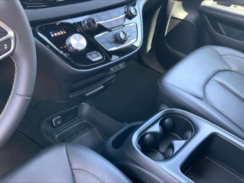 Used 2025 Chrysler Pacifica Select FWD image 17