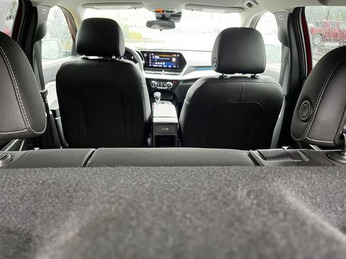 Used 2025 Chevrolet Trax LT w/ LT Convenience Package FWD image 28