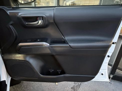 Used 2022 Toyota Tacoma TRD Sport w/ Technology Package image 20