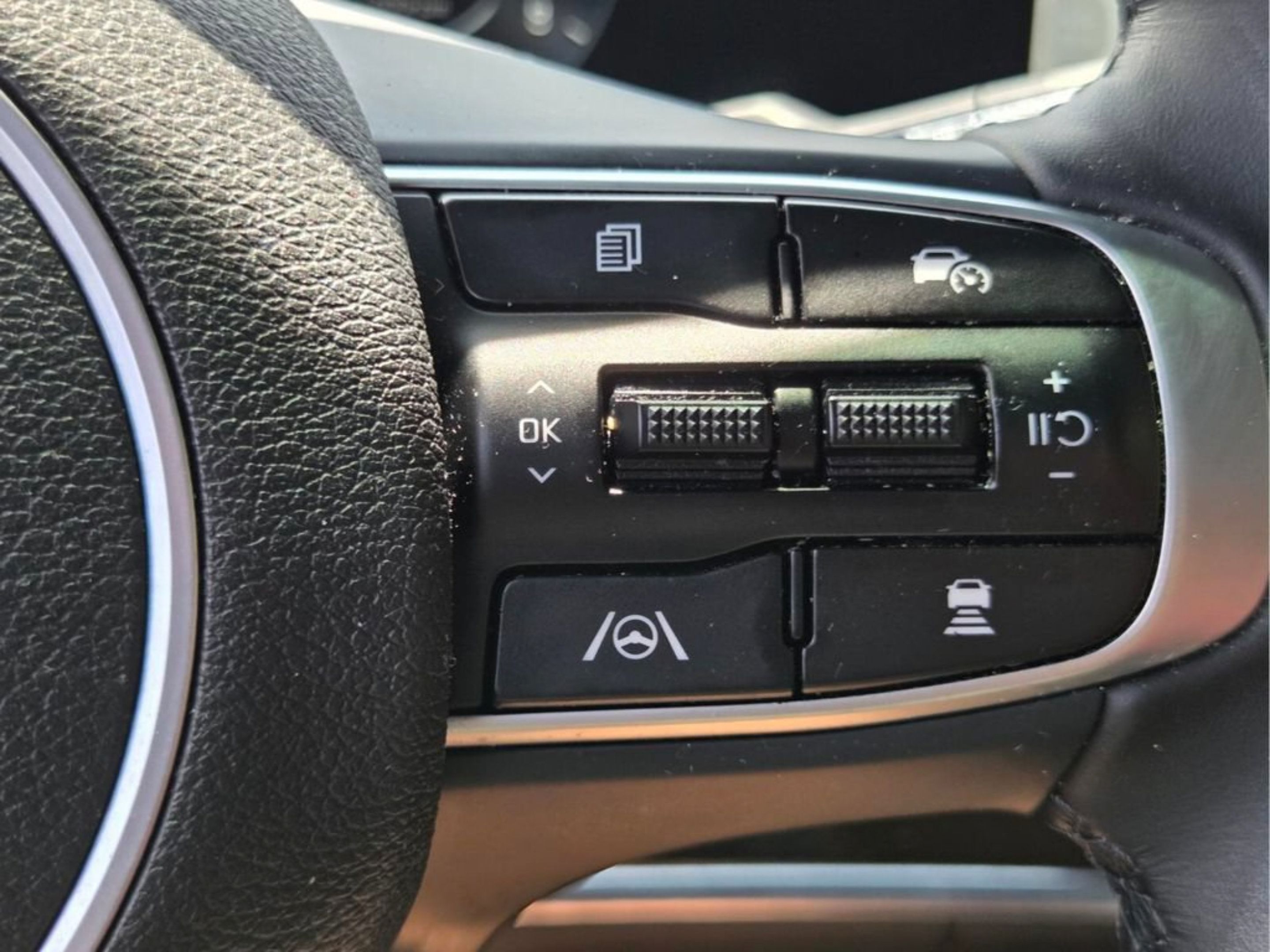 Certified 2025 Kia Sportage SX AWD/4WD image 34