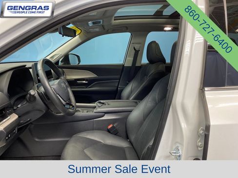 Used 2024 Toyota Grand Highlander AWD image 11