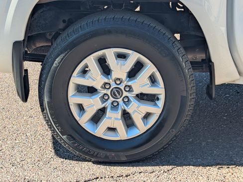 Used 2023 Nissan Frontier SV image 7