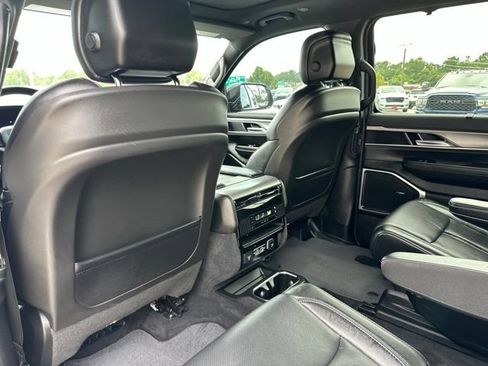 Used 2023 Jeep Wagoneer Series II RWD image 37