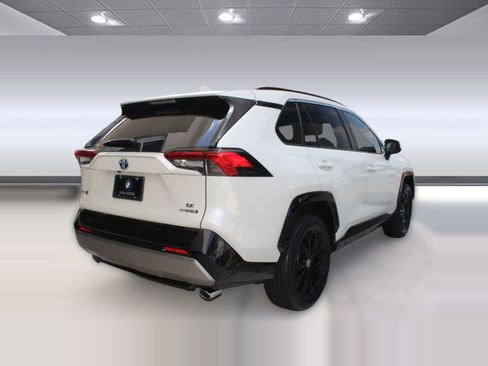 Used 2022 Toyota RAV4 SE w/ Convenience Package image 9