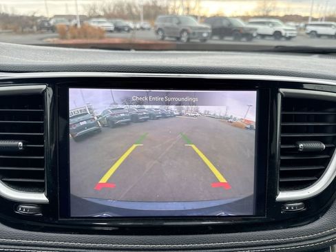 Used 2022 Chrysler Pacifica Touring-L image 15