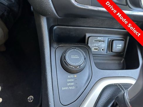 Used 2017 Jeep Cherokee High Altitude w/ Technology Group image 10