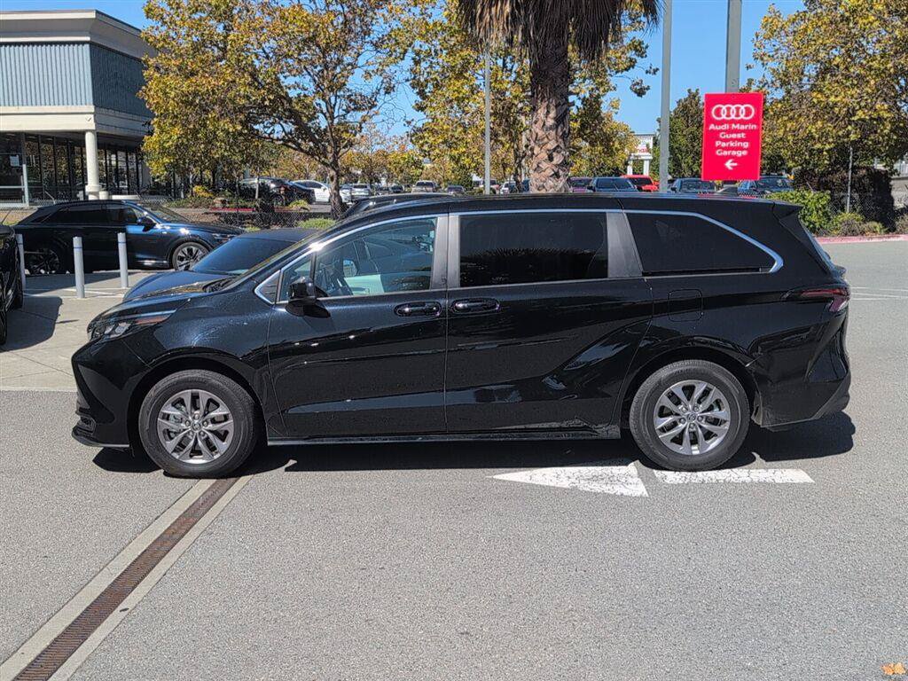 Used 2025 Toyota Sienna LE AWD/4WD image 9