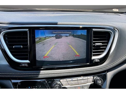 Certified 2025 Chrysler Pacifica Limited FWD image 26