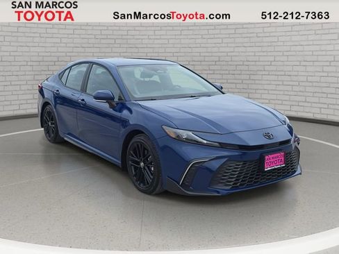 Used 2025 Toyota Camry SE image 3