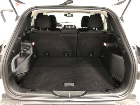 Used 2017 Jeep Cherokee Latitude w/ Cold Weather Group AWD/4WD image 9
