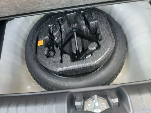 Used 2025 Hyundai Venue SEL FWD image 17