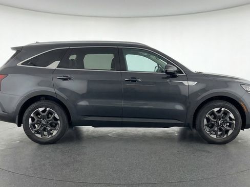 Used 2024 Kia Sorento S image 11